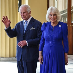 Depuis plus de 50 ans, la reine Camilla et le roi Charles s'aiment éperdument !
Le roi Charles III d'Angleterre et Camilla Parker Bowles, reine consort d'Angleterre, - Le roi d'Angleterre et la reine consort d'Angleterre, raccompagnent l'empereur et l'impératrice du Japon aux portes de Buckingham Palace à l'issue de leur visite officielle à Londres © Jira / Backgrid / Bestimage 