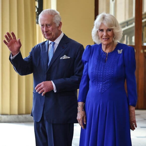 Depuis plus de 50 ans, la reine Camilla et le roi Charles s'aiment éperdument !
Le roi Charles III d'Angleterre et Camilla Parker Bowles, reine consort d'Angleterre, - Le roi d'Angleterre et la reine consort d'Angleterre, raccompagnent l'empereur et l'impératrice du Japon aux portes de Buckingham Palace à l'issue de leur visite officielle à Londres © Jira / Backgrid / Bestimage 