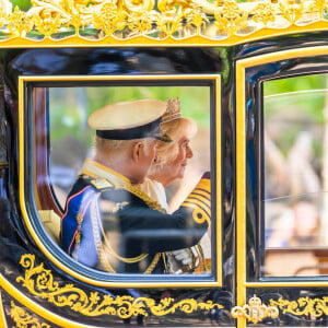 Le roi Charles III d'Angleterre et la reine consort Camilla Parker Bowles à leur départ du palais de Buckingham pour l'ouverture officielle du parlement britannique au palais de Westminster à Londres. Le 17 juillet 2024 