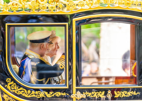 Le roi Charles III d'Angleterre et la reine consort Camilla Parker Bowles à leur départ du palais de Buckingham pour l'ouverture officielle du parlement britannique au palais de Westminster à Londres. Le 17 juillet 2024 