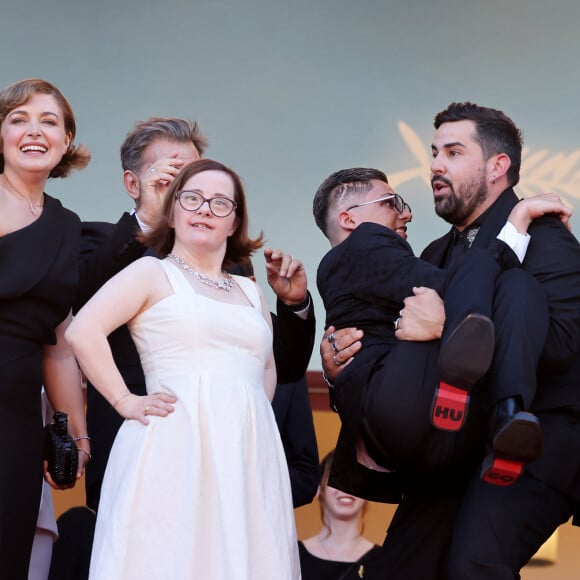 Artus et l'équipe du film "Un p'tit truc en plus" - Montée des marches du film " Le comte de Monte-Cristo " lors du 77ème Festival International du Film de Cannes, au Palais des Festivals à Cannes. Le 22 mai 2024 © Jacovides-Moreau / Bestimage 