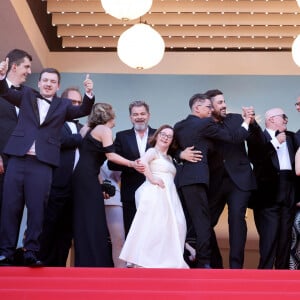 Clovis Cornillac, Artus, Marc Riso et l'équipe du film "Un p'tit truc en plus" - Montée des marches du film " Le comte de Monte-Cristo " lors du 77ème Festival International du Film de Cannes, au Palais des Festivals à Cannes. Le 22 mai 2024 © Jacovides-Moreau / Bestimage 