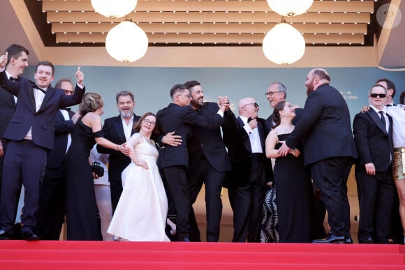 Clovis Cornillac, Artus, Marc Riso et l'équipe du film "Un p'tit truc en plus" - Montée des marches du film " Le comte de Monte-Cristo " lors du 77ème Festival International du Film de Cannes, au Palais des Festivals à Cannes. Le 22 mai 2024 © Jacovides-Moreau / Bestimage 