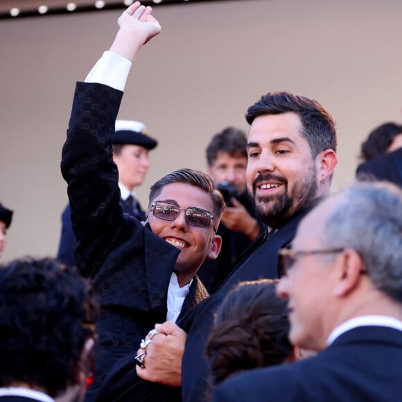 Artus et un des acteurs du film "Un p'tit truc en plus" - Montée des marches du film " Le comte de Monte-Cristo " lors du 77ème Festival International du Film de Cannes, au Palais des Festivals à Cannes. Le 22 mai 2024 © Jacovides-Moreau / Bestimage 