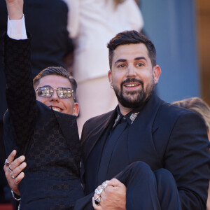 Artus et un des acteurs du film "Un p'tit truc en plus" - Montée des marches du film " Le comte de Monte-Cristo " lors du 77ème Festival International du Film de Cannes, au Palais des Festivals à Cannes. Le 22 mai 2024 © Jacovides-Moreau / Bestimage 