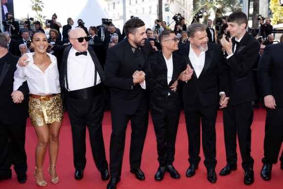 Alice Belaidi, Artus, Clovis Cornillac et l'équipe du film "Un p'tit truc en plus" - Montée des marches du film " Le comte de Monte-Cristo " lors du 77ème Festival International du Film de Cannes, au Palais des Festivals à Cannes. Le 22 mai 2024 © Jacovides-Moreau / Bestimage 