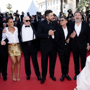 Alice Belaidi, Artus, Clovis Cornillac, Marc Riso et l'équipe du film "Un p'tit truc en plus" - Montée des marches du film " Le comte de Monte-Cristo " lors du 77ème Festival International du Film de Cannes, au Palais des Festivals à Cannes. Le 22 mai 2024 © Jacovides-Moreau / Bestimage 