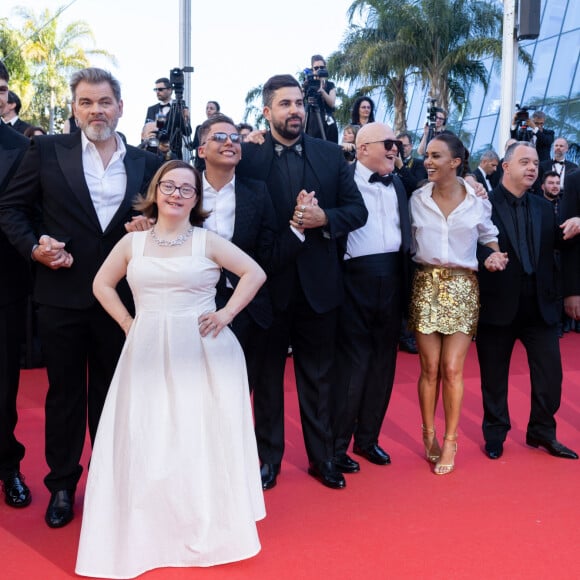 Clovis Cornillac, Artus, Alice Belaidi et l'équipe du film "Un p'tit truc en plus" - Montée des marches du film " Le comte de Monte-Cristo " lors du 77ème Festival International du Film de Cannes, au Palais des Festivals à Cannes. Le 22 mai 2024 © Olivier Borde / Bestimage 