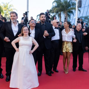 Clovis Cornillac, Artus, Alice Belaidi et l'équipe du film "Un p'tit truc en plus" - Montée des marches du film " Le comte de Monte-Cristo " lors du 77ème Festival International du Film de Cannes, au Palais des Festivals à Cannes. Le 22 mai 2024 © Olivier Borde / Bestimage 