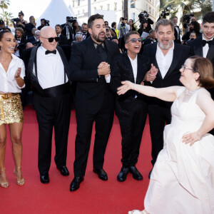 Alice Belaidi, Artus, Clovis Cornillac, Marc Riso et l'équipe du film "Un p'tit truc en plus" - Montée des marches du film " Le comte de Monte-Cristo " lors du 77ème Festival International du Film de Cannes, au Palais des Festivals à Cannes. Le 22 mai 2024 © Jacovides-Moreau / Bestimage 