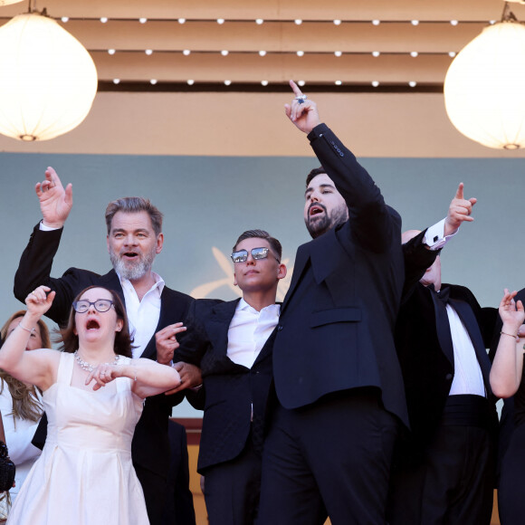 Clovis Cornillac, Artus, Marc Riso et l'équipe du film "Un p'tit truc en plus" - Montée des marches du film " Le comte de Monte-Cristo " lors du 77ème Festival International du Film de Cannes, au Palais des Festivals à Cannes. Le 22 mai 2024 © Jacovides-Moreau / Bestimage 