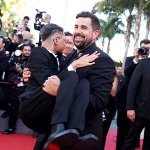 Artus et un des acteurs du film "Un p'tit truc en plus" - Montée des marches du film " Le comte de Monte-Cristo " lors du 77ème Festival International du Film de Cannes, au Palais des Festivals à Cannes. Le 22 mai 2024 © Jacovides-Moreau / Bestimage 