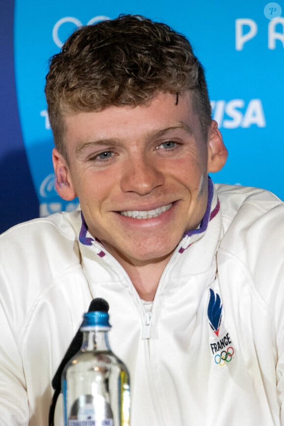 31 juillet 2024, Paris, Ile de France, France : Le nageur LEON MARCHAND, France, lors de la conférence de presse suivant la finale de natation du 200M brasse à l'aréna de La Défense lors des Jeux olympiques d'été de 2024 à Paris, France. Marchand est le premier nageur à remporter l'or à la fois dans le 200M papillon et le 200M brasse, et il a battu le record olympique du 200M brasse avec un temps de 2:05.85. (Crédit photo : © Angel Adams/ZUMA Press Wire)