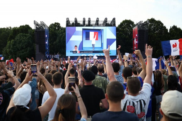 Supporters devant un écran lors de la finale du nageur français Leon Marchand au Club France, La Grande Halle de la Villette, lors des Jeux Olympiques Paris 2024 à Paris, France, le 2 août 2024. Photo par Raphael Lafargue/ABACAPRESSCOM