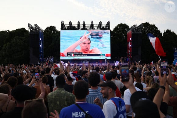 Supporters devant un écran lors de la finale du nageur français Leon Marchand au Club France, La Grande Halle de la Villette, lors des Jeux Olympiques Paris 2024 à Paris, France, le 2 août 2024. Photo par Raphael Lafargue/ABACAPRESSCOM