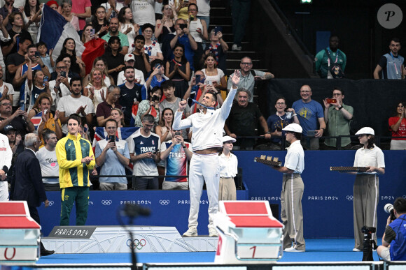 Florent Manaudou de l'équipe de France célèbre sa médaille de bronze sur le podium de la finale du 50m nage libre masculin lors de la septième journée des Jeux Olympiques d'été à Paris La Défense Arena le 2 août 2024 à Nanterre près de Paris, France. Photo par David Niviere/ABACAPRESS.COM