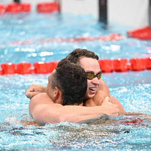 Cameron McEvoy de l'équipe d'Australie et Florent Manaudou de l'équipe de France se serrent dans les bras après avoir remporté l'or et le bronze dans la finale du 50m nage libre masculin lors de la septième journée des Jeux Olympiques d'été de Paris à la Paris La Defense Arena le 2 août 2024 à Nanterre près de Paris, France. Photo par David Niviere/ABACAPRESS.COM