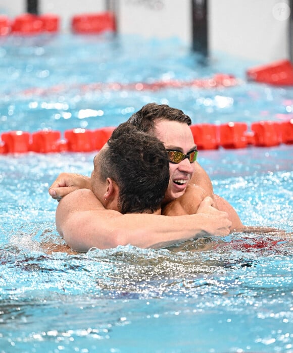 Cameron McEvoy de l'équipe d'Australie et Florent Manaudou de l'équipe de France se serrent dans les bras après avoir remporté l'or et le bronze dans la finale du 50m nage libre masculin lors de la septième journée des Jeux Olympiques d'été de Paris à la Paris La Defense Arena le 2 août 2024 à Nanterre près de Paris, France. Photo par David Niviere/ABACAPRESS.COM