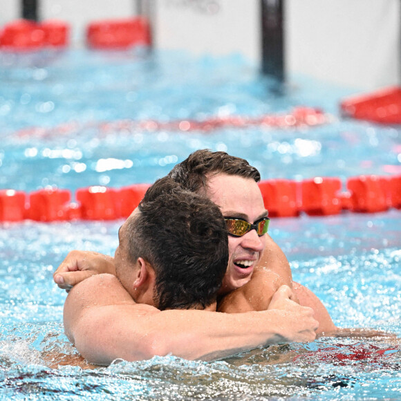 Cameron McEvoy de l'équipe d'Australie et Florent Manaudou de l'équipe de France se serrent dans les bras après avoir remporté l'or et le bronze dans la finale du 50m nage libre masculin lors de la septième journée des Jeux Olympiques d'été de Paris à la Paris La Defense Arena le 2 août 2024 à Nanterre près de Paris, France. Photo par David Niviere/ABACAPRESS.COM