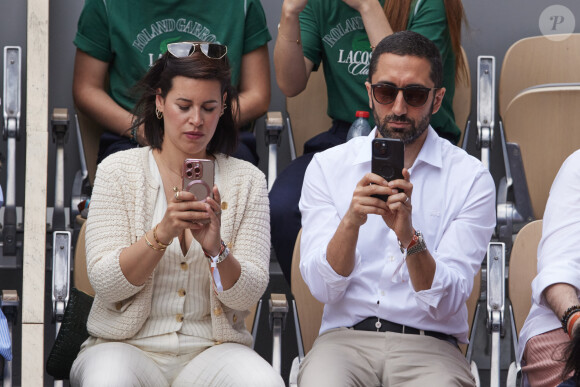 Deuxième fausse bonne idée, se désaltérer avec des boissons gazeuses sucrées.
Jimmy Mohamed et sa femme Souailla - Célébrités dans les tribunes des Internationaux de France de tennis de Roland Garros 2024 à Paris le 26 mai 2024. © Moreau-Jacovides/Bestimage