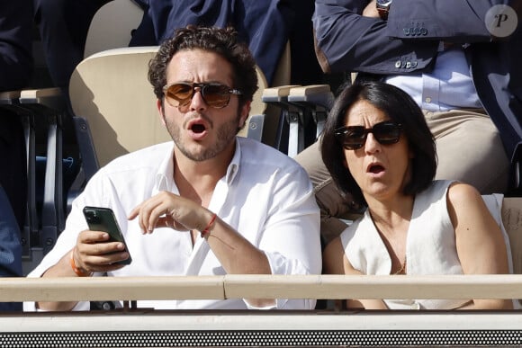 Florence Foresti et son compagnon Alexandre Kominek - People dans les tribunes lors des Internationaux de France de Tennis de Roland Garros à Paris