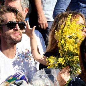 Philippe Lacheau, l'acteur, réalisateur, scénariste et animateur français venu en famiile, avec sa fcompagne Elodie Fontan et leur fils Raphaël, durant le défilé d'ouverture du Carnaval de Nice 2024 "Roi de la Pop Culture", le 17 février 2024.