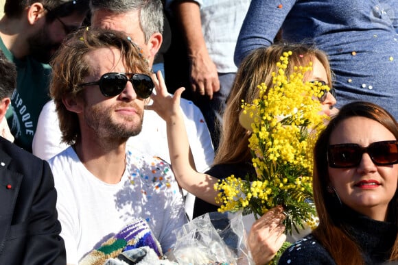 Philippe Lacheau, l'acteur, réalisateur, scénariste et animateur français venu en famiile, avec sa fcompagne Elodie Fontan et leur fils Raphaël, durant le défilé d'ouverture du Carnaval de Nice 2024 "Roi de la Pop Culture", le 17 février 2024.