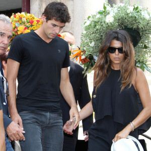 Habitant à l'année en Bretagne avec son mari Yoann Gourcuff et leurs trois enfants Maël, Claudia et Sasha, l'animatrice de 42 ans a récemment pris ses quartiers dans le sud de la France.
Yoann Gourcuff et sa compagne Karine Ferri - A Cannes, les sportifs rendent un dernier hommage à Tiburce Garou le 10 juillet 2015.