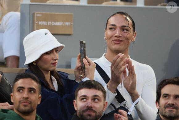 Lénie, Djebril (candidats Star Academy 2024) - Célébrités dans les tribunes des Internationaux de France de tennis de Roland Garros 2024 à Paris le 27 mai 2024. © Moreau-Jacovides/Bestimage 