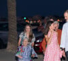 Avec leurs emplois du temps chargés, Letizia et Felipe VI d'Espagne sont sur tous les fronts. 
Le roi Felipe VI et la reine Letizia d'Espagne, dînent en famille au restaurant Mia à Palma de Majorque, le 4 août 2024. Ils étaient entourés de leurs filles, la princesse Leonor, l'infante Sofia d'Espagne, la reine Sofia, sa soeur, la princesse Irène de Grèce et sa cousine, Tatiana Radziwill.