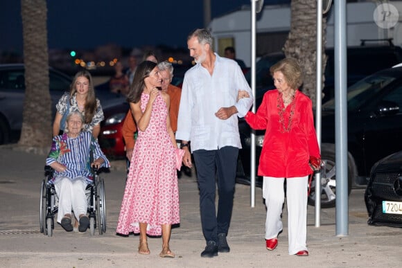 Avec leurs emplois du temps chargés, Letizia et Felipe VI d'Espagne sont sur tous les fronts. 
Le roi Felipe VI et la reine Letizia d'Espagne, dînent en famille au restaurant Mia à Palma de Majorque, le 4 août 2024. Ils étaient entourés de leurs filles, la princesse Leonor, l'infante Sofia d'Espagne, la reine Sofia, sa soeur, la princesse Irène de Grèce et sa cousine, Tatiana Radziwill.