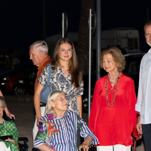 Le couple s'est enfin retrouvé et en famille cette fois-ci sur l'île de Majorque où ils ont leur résidence d'été. 
Le roi Felipe VI et la reine Letizia d'Espagne, dînent en famille au restaurant Mia à Palma de Majorque, le 4 août 2024. Ils étaient entourés de leurs filles, la princesse Leonor, l'infante Sofia d'Espagne, la reine Sofia, sa soeur, la princesse Irène de Grèce et sa cousine, Tatiana Radziwill.