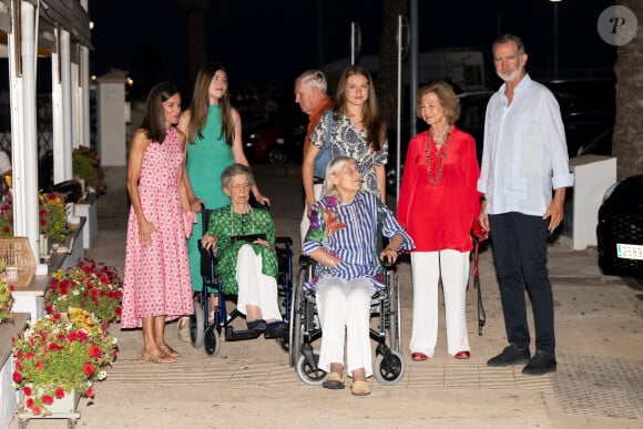 Le couple s'est enfin retrouvé et en famille cette fois-ci sur l'île de Majorque où ils ont leur résidence d'été. 
Le roi Felipe VI et la reine Letizia d'Espagne, dînent en famille au restaurant Mia à Palma de Majorque, le 4 août 2024. Ils étaient entourés de leurs filles, la princesse Leonor, l'infante Sofia d'Espagne, la reine Sofia, sa soeur, la princesse Irène de Grèce et sa cousine, Tatiana Radziwill.