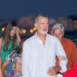 C'est avec leurs deux filles mais aussi Sophie d'Espagne, sa soeur, la princesse Irène de Grèce et sa cousine, Tatiana Radziwill qu'ils sont allés dîner au Mia. 
Le roi Felipe VI et la reine Letizia d'Espagne, dînent en famille au restaurant Mia à Palma de Majorque, le 4 août 2024. Ils étaient entourés de leurs filles, la princesse Leonor, l'infante Sofia d'Espagne, la reine Sofia, sa soeur, la princesse Irène de Grèce et sa cousine, Tatiana Radziwill.