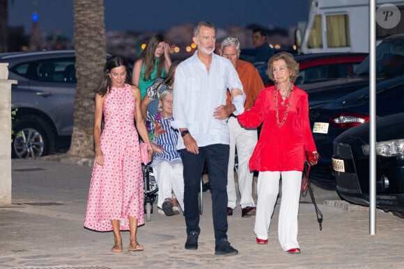 C'est avec leurs deux filles mais aussi Sophie d'Espagne, sa soeur, la princesse Irène de Grèce et sa cousine, Tatiana Radziwill qu'ils sont allés dîner au Mia. 
Le roi Felipe VI et la reine Letizia d'Espagne, dînent en famille au restaurant Mia à Palma de Majorque, le 4 août 2024. Ils étaient entourés de leurs filles, la princesse Leonor, l'infante Sofia d'Espagne, la reine Sofia, sa soeur, la princesse Irène de Grèce et sa cousine, Tatiana Radziwill.