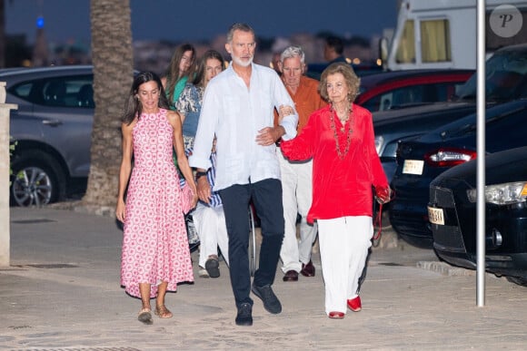 Le roi Felipe VI et la reine Letizia d'Espagne, dînent en famille au restaurant Mia à Palma de Majorque, le 4 août 2024. Ils étaient entourés de leurs filles, la princesse Leonor, l'infante Sofia d'Espagne, la reine Sofia, sa soeur, la princesse Irène de Grèce et sa cousine, Tatiana Radziwill.