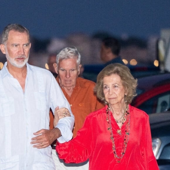 Le roi Felipe VI et la reine Letizia d'Espagne, dînent en famille au restaurant Mia à Palma de Majorque, le 4 août 2024. Ils étaient entourés de leurs filles, la princesse Leonor, l'infante Sofia d'Espagne, la reine Sofia, sa soeur, la princesse Irène de Grèce et sa cousine, Tatiana Radziwill.