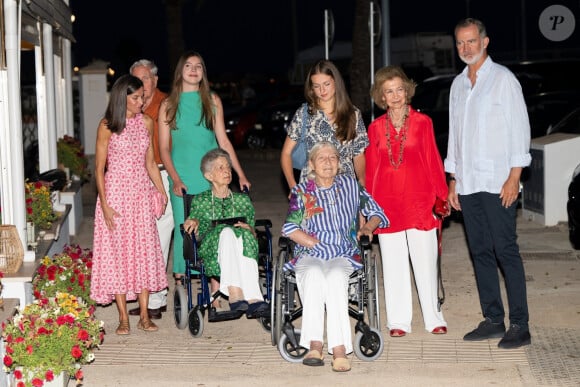 Le roi Felipe VI et la reine Letizia d'Espagne, dînent en famille au restaurant Mia à Palma de Majorque, le 4 août 2024. Ils étaient entourés de leurs filles, la princesse Leonor, l'infante Sofia d'Espagne, la reine Sofia, sa soeur, la princesse Irène de Grèce et sa cousine, Tatiana Radziwill.