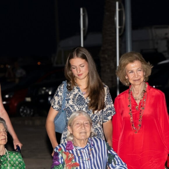 Le roi Felipe VI et la reine Letizia d'Espagne, dînent en famille au restaurant Mia à Palma de Majorque, le 4 août 2024. Ils étaient entourés de leurs filles, la princesse Leonor, l'infante Sofia d'Espagne, la reine Sofia, sa soeur, la princesse Irène de Grèce et sa cousine, Tatiana Radziwill.