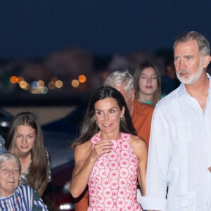 Le roi Felipe VI et la reine Letizia d'Espagne, dînent en famille au restaurant Mia à Palma de Majorque, le 4 août 2024. Ils étaient entourés de leurs filles, la princesse Leonor, l'infante Sofia d'Espagne, la reine Sofia, sa soeur, la princesse Irène de Grèce et sa cousine, Tatiana Radziwill.