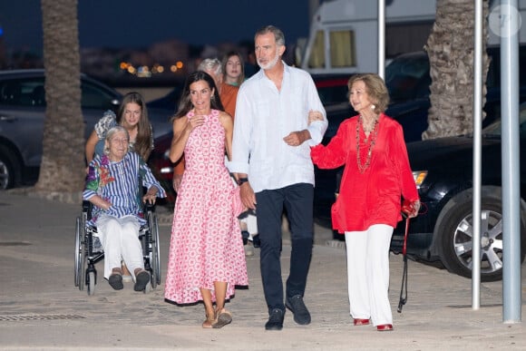 Le roi Felipe VI et la reine Letizia d'Espagne, dînent en famille au restaurant Mia à Palma de Majorque, le 4 août 2024. Ils étaient entourés de leurs filles, la princesse Leonor, l'infante Sofia d'Espagne, la reine Sofia, sa soeur, la princesse Irène de Grèce et sa cousine, Tatiana Radziwill.