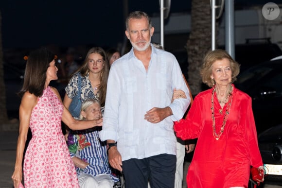 Le roi Felipe VI et la reine Letizia d'Espagne, dînent en famille au restaurant Mia à Palma de Majorque, le 4 août 2024. Ils étaient entourés de leurs filles, la princesse Leonor, l'infante Sofia d'Espagne, la reine Sofia, sa soeur, la princesse Irène de Grèce et sa cousine, Tatiana Radziwill.