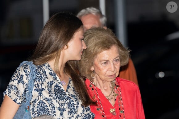 Un restaurant huppé de Palma où la famille royale d'Espagne a ses petites habitudes. 
Le roi Felipe VI et la reine Letizia d'Espagne, dînent en famille au restaurant Mia à Palma de Majorque, le 4 août 2024. Ils étaient entourés de leurs filles, la princesse Leonor, l'infante Sofia d'Espagne, la reine Sofia, sa soeur, la princesse Irène de Grèce et sa cousine, Tatiana Radziwill.