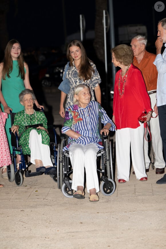 Le roi Felipe VI et la reine Letizia d'Espagne, dînent en famille au restaurant Mia à Palma de Majorque, le 4 août 2024. Ils étaient entourés de leurs filles, la princesse Leonor, l'infante Sofia d'Espagne, la reine Sofia, sa soeur, la princesse Irène de Grèce et sa cousine, Tatiana Radziwill.