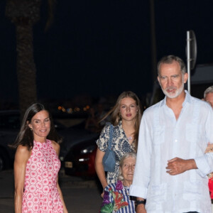 Le roi Felipe VI et la reine Letizia d'Espagne, dînent en famille au restaurant Mia à Palma de Majorque, le 4 août 2024. Ils étaient entourés de leurs filles, la princesse Leonor, l'infante Sofia d'Espagne, la reine Sofia, sa soeur, la princesse Irène de Grèce et sa cousine, Tatiana Radziwill.