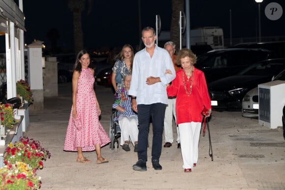 Le roi Felipe VI et la reine Letizia d'Espagne, dînent en famille au restaurant Mia à Palma de Majorque, le 4 août 2024. Ils étaient entourés de leurs filles, la princesse Leonor, l'infante Sofia d'Espagne, la reine Sofia, sa soeur, la princesse Irène de Grèce et sa cousine, Tatiana Radziwill.