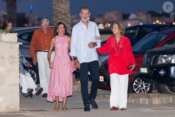 Le roi Felipe VI et la reine Letizia d'Espagne, dînent en famille au restaurant Mia à Palma de Majorque, le 4 août 2024. Ils étaient entourés de leurs filles, la princesse Leonor, l'infante Sofia d'Espagne, la reine Sofia, sa soeur, la princesse Irène de Grèce et sa cousine, Tatiana Radziwill.