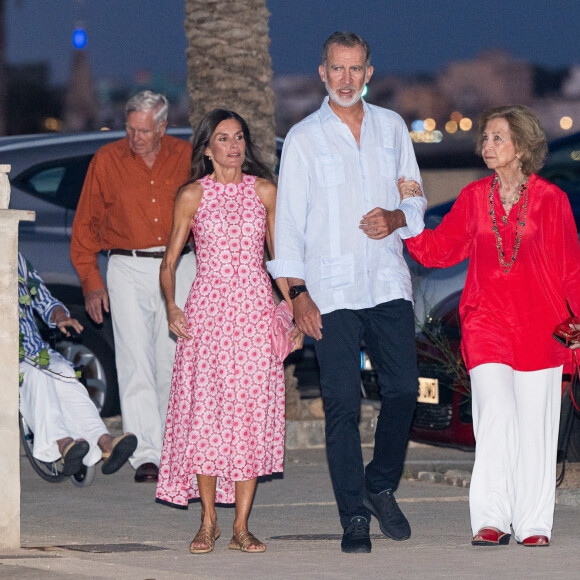 Le roi Felipe VI et la reine Letizia d'Espagne, dînent en famille au restaurant Mia à Palma de Majorque, le 4 août 2024. Ils étaient entourés de leurs filles, la princesse Leonor, l'infante Sofia d'Espagne, la reine Sofia, sa soeur, la princesse Irène de Grèce et sa cousine, Tatiana Radziwill.