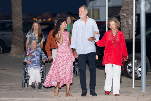 Le roi Felipe VI et la reine Letizia d'Espagne, dînent en famille au restaurant Mia à Palma de Majorque, le 4 août 2024. Ils étaient entourés de leurs filles, la princesse Leonor, l'infante Sofia d'Espagne, la reine Sofia, sa soeur, la princesse Irène de Grèce et sa cousine, Tatiana Radziwill.