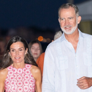 Les parents de Leonor et Sofia d'Espagne se sont retrouvés après quelques jours de séparation. 
Le roi Felipe VI et la reine Letizia d'Espagne, dînent en famille au restaurant Mia à Palma de Majorque. Ils étaient entourés de leurs filles, la princesse Leonor, l'infante Sofia d'Espagne, la reine Sofia, sa soeur, la princesse Irène de Grèce et sa cousine, Tatiana Radziwill.